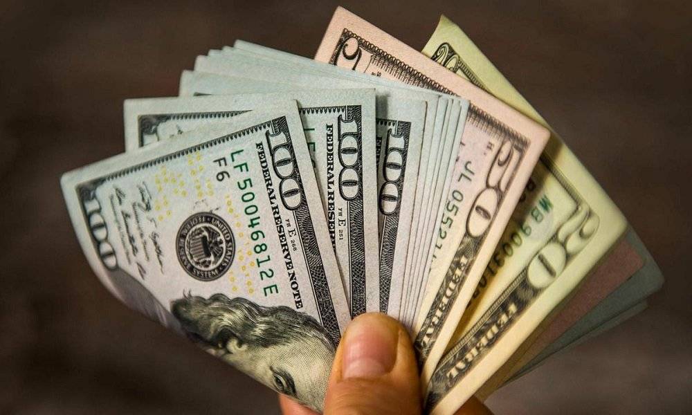 ضبط بحوزته 10000$  مزروة.. فوقع في قبضة أمن الدولة