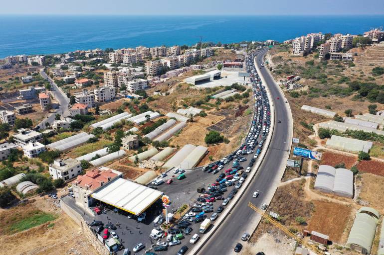 تحرير استيراد البنزين «كارثة» فوق «رأس الليرة اللبنانية»