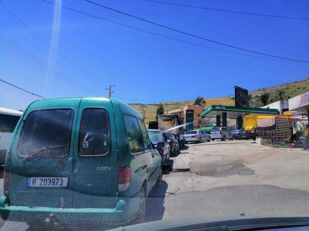 انتشار محطات غير مُرخصة في البقاع تبيع البنزين والمازؤت بسعر سوق السوداء
بلدية بعلبك تحاول التنظيم لتخفيف الذلّ على المواطنين.. ولوقف الشتائم واطلاق الرصاص
