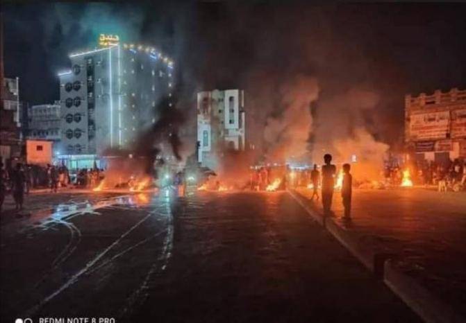 احتجاجات واسعة في مدينة المكلا اليمنية بسبب انقطاع الكهرباء