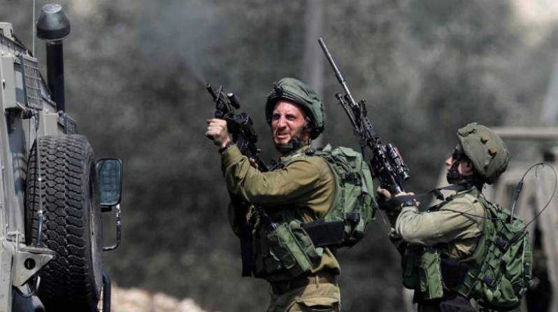قوات الإحتلال تطلق النار على فلسطيني بزعم محاولته تنفيذ عملية طعن