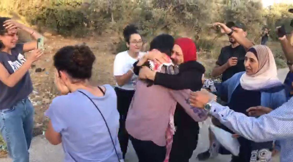 اللحظات الأولى بعد الإفراج عن الأسيرة الفلسطينية ليان كايد