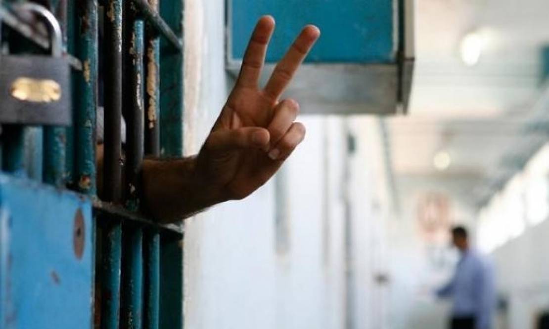 بالفيديو: أسير فلسطيني يسكب الماء المغلي على أحد الحراس في سجن "جلبوع"