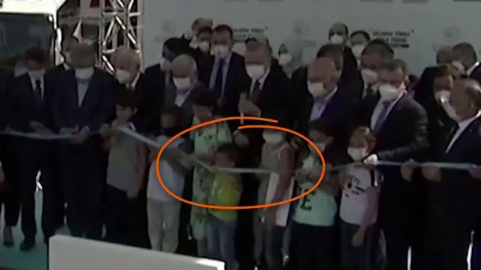 أردوغان "يوبّخ" طفلا بطريقة خاصة