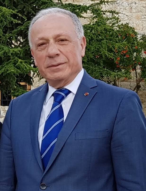 مجاز في الحقوق.. تعرفوا إلى وزير الدفاع الجديد