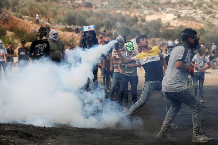 مواجهات بين الفلسطينيين والاحتلال وإصابات في الضفة ووقفات بالقدس وغزة
