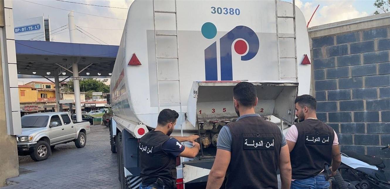 صهريج يفرغ البنزين في عدة أماكن ... فضبطه جهاز أمن الدولة
