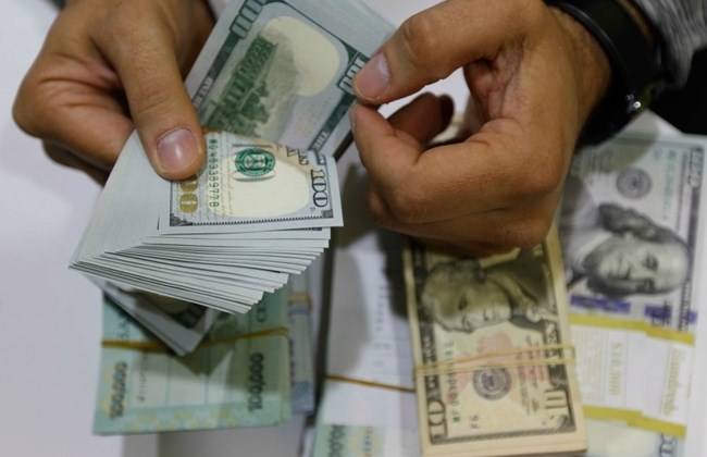 دولار السوق السوداء تحت الـ 16 ألف ... كم بلغ سعره ظهراً؟
