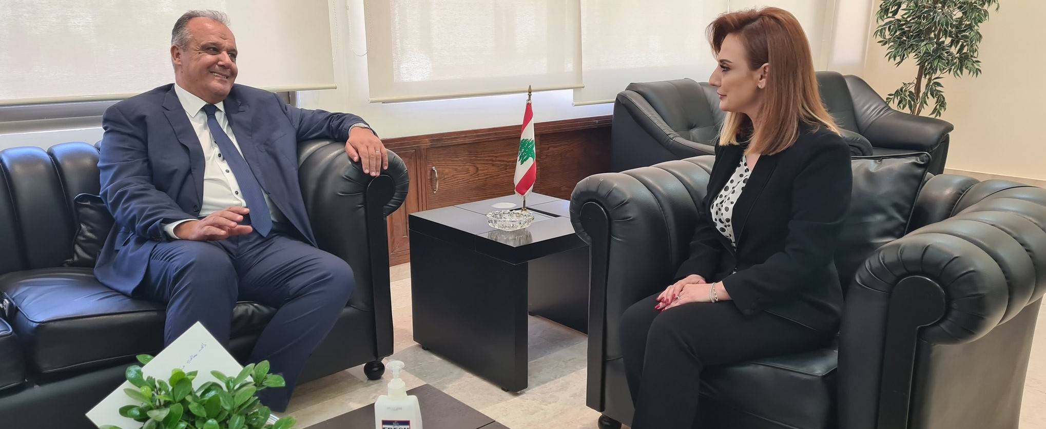 أوهانيان التقت وزير الصناعة قبل تسليمها وزارة الشباب والرياضة