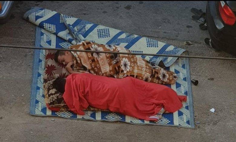بالصورة... المواطنون يفترشون الرصيف بانتظار تعبئة البنزين