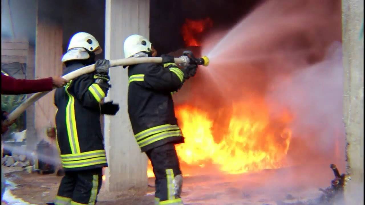 بالصور..حريق داخل مطعم في عجلتون