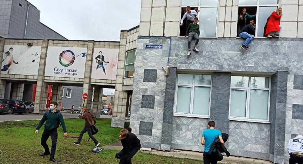 فيديو من داخل جامعة بيرم الروسية قبل إلقاء القبض على مطلق النار