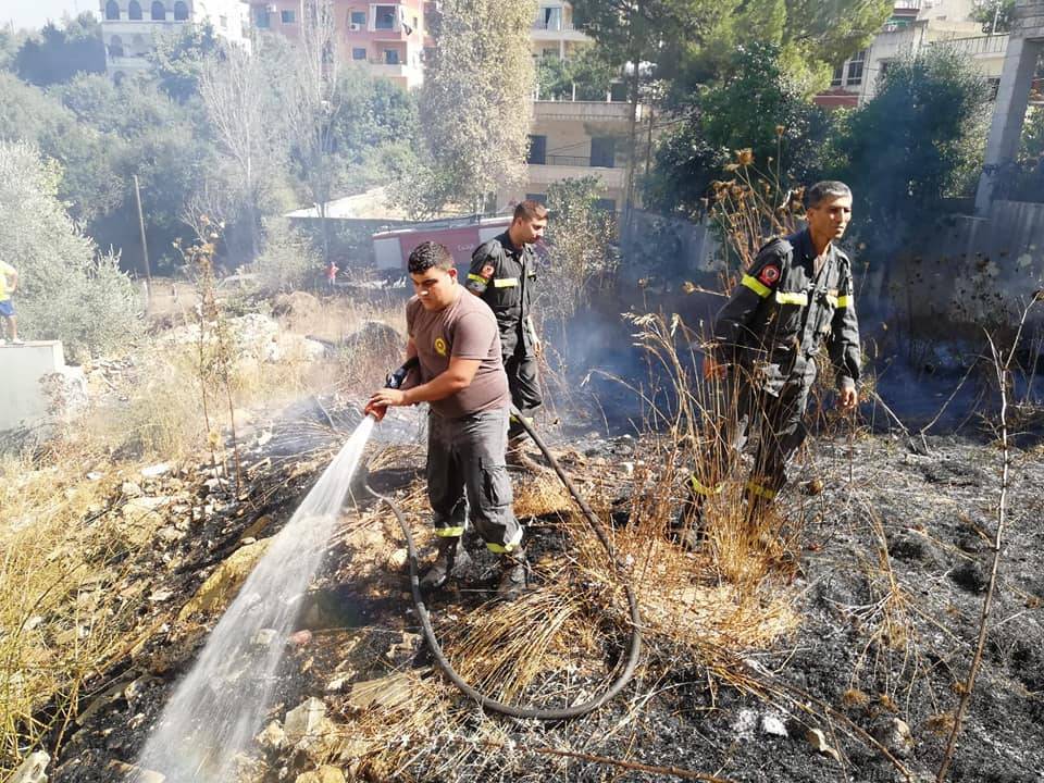 إخماد حريق أعشاب في كيفون