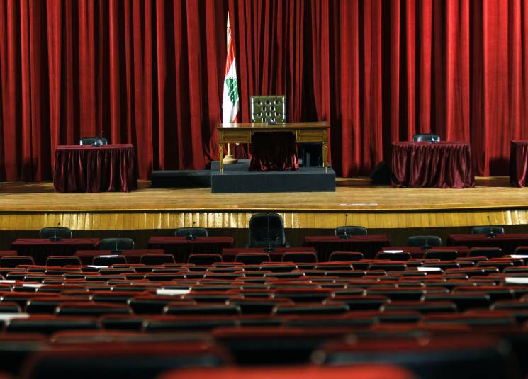 بالفيديو - النواب خارج الاونيسكو هربا من حر القاعة نتيجة انقطاع الكهرباء فماذا قالوا؟