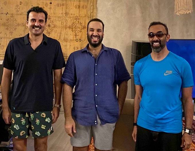 لقاء "ودّي" بين أمير قطر وبن سلمان ومستشار الأمن الوطني الإماراتي