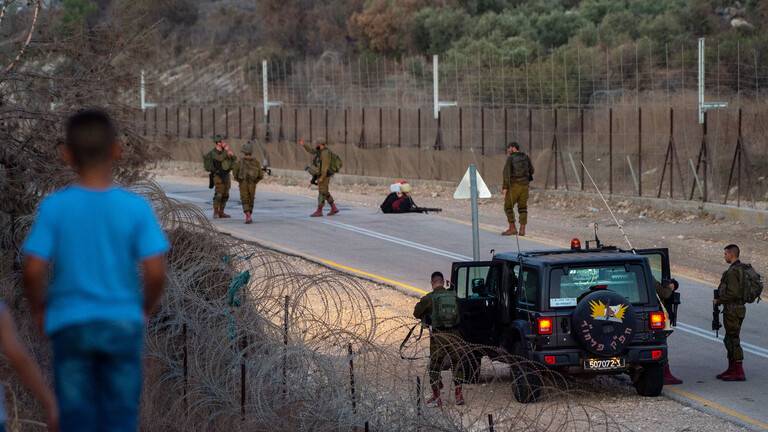 قوات الاحتلال تعتقل 3 فلسطينيين بزعم اجتيازهم لحدود قطاع غزة