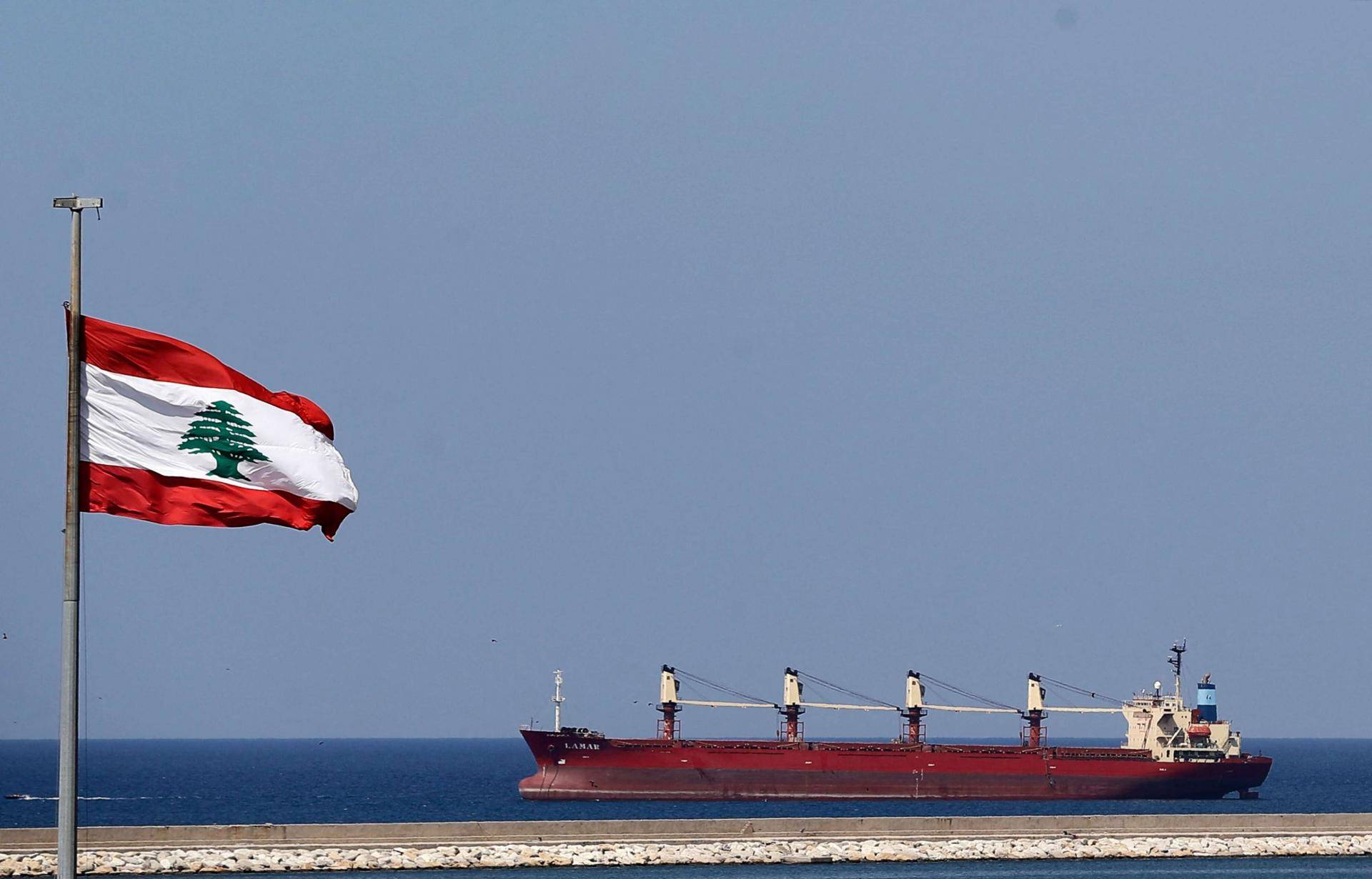 ثلاث بواخر محروقات عالقة في عرض بحر لبنان