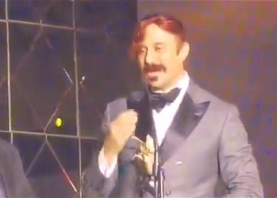 بالفيديو- قصي خولي بـ"لوك" غريب عجيب في حفل الـ"موريكس دور"
