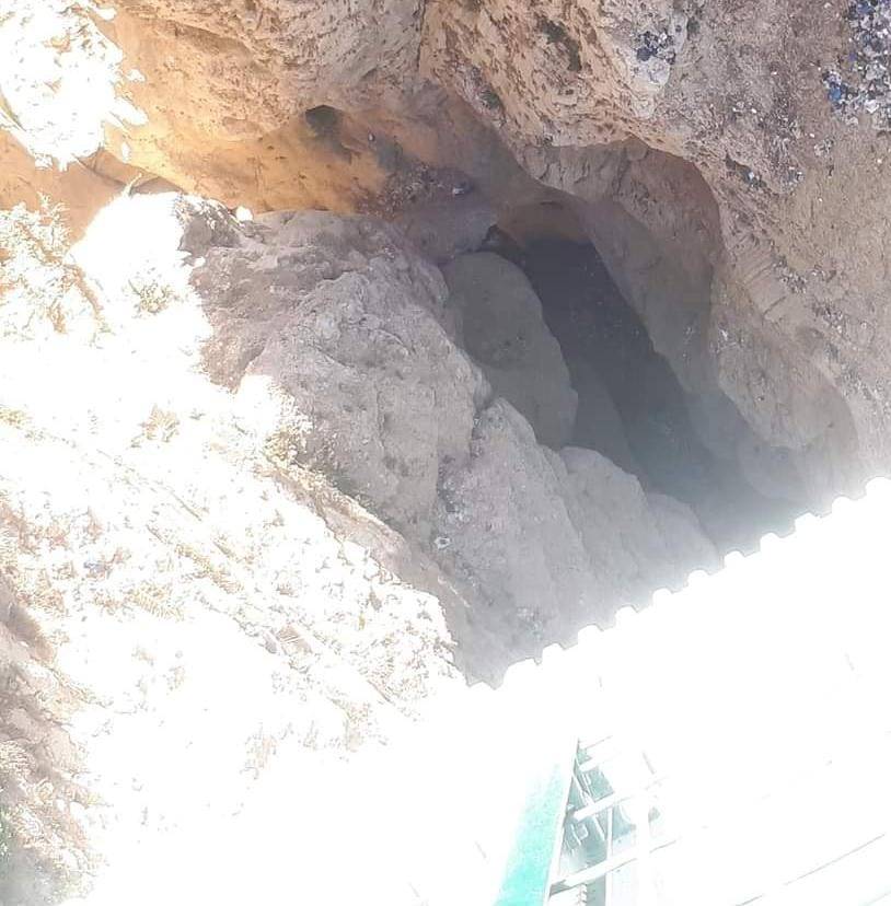 بالصور - علقوا في كعب الوادي وفرق الإنقاذ تعمل على إخراجهم