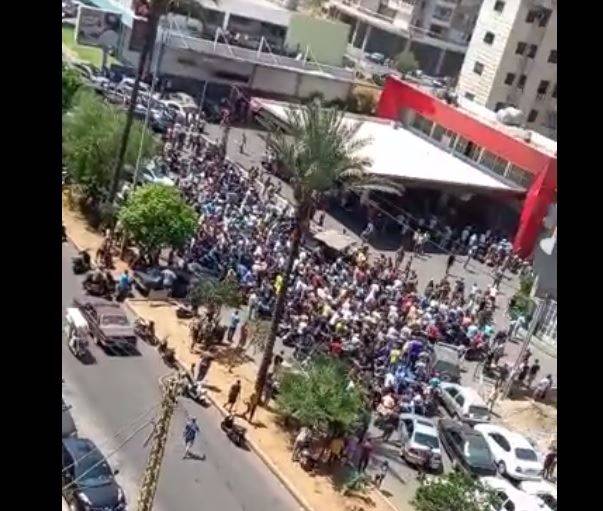 بالفيديو: جريح في القبة طرابلس والسبب.. تعبئة البنزين!