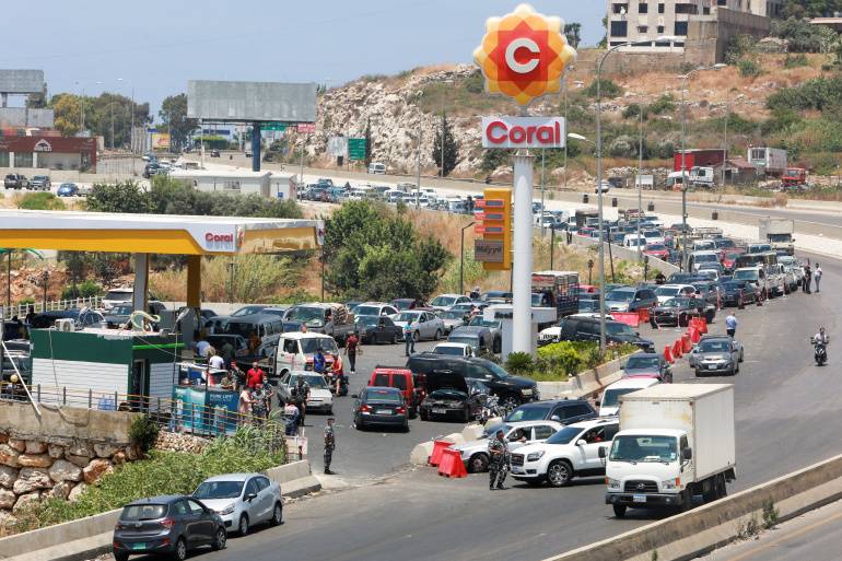 البواخر أفرغت حمولتها... فهل ستخف الطوابير أمام المحطات؟