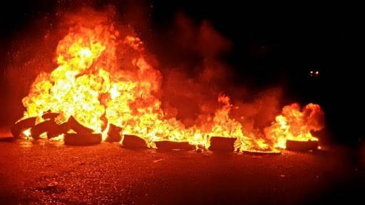 اقفال الطريق في الهرمل احتجاجا على انقطاع التيار واطفاء المولدات
