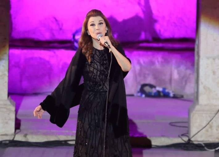 بالفيديو- ماجدة الرومي تتعرض للإغماء على خشبة مسرح مهرجان جرش
