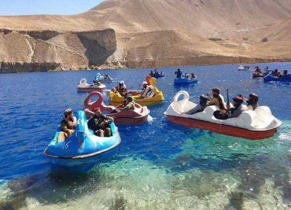 مسلحو طالبان يستمتعون بركوب القوارب في متنزه
