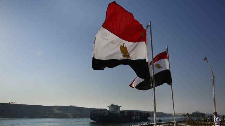 السيسي يعلن زيادة في إيرادات قناة السويس