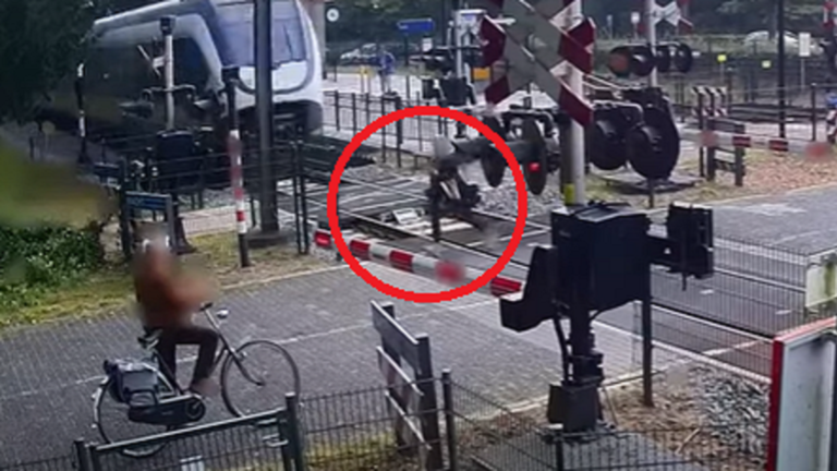 فتاة تنجو بأعجوبة من حادث دهس قطار سريع