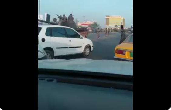 بالفيديو- لحظة انتشار الدبابات في العاصمة السودانية على خلفية محاولة الانقلاب