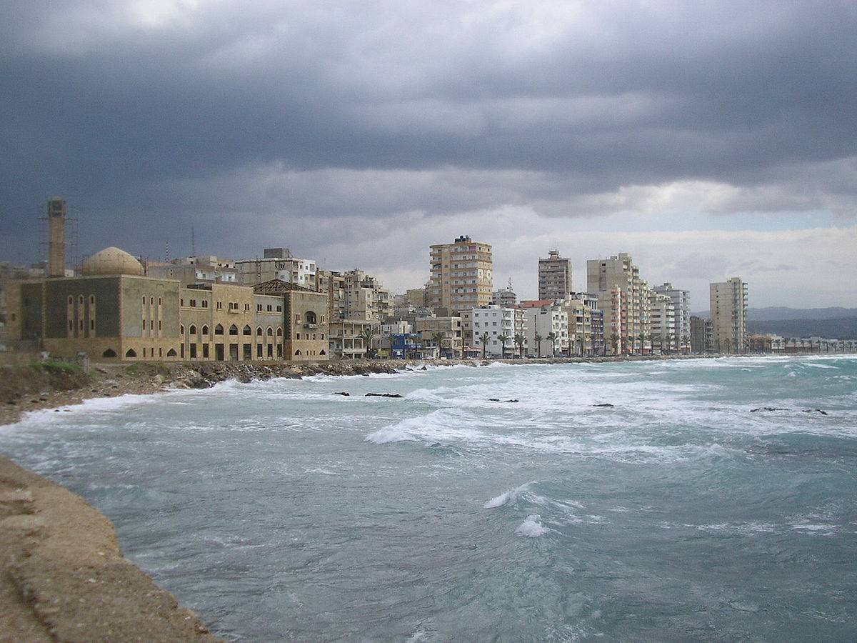 بالفيديو - أضرار إنهيار شرفة الطابق ١٣ في مدينة صور ومشهد دمار مؤثر