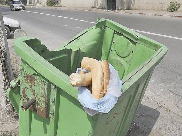 بالفيديو: " الخبز بالزبالة" بدل أن يعطى للفقراء