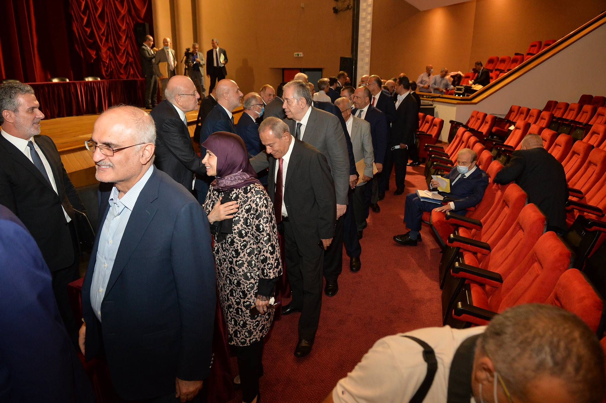 ميقاتي بعد الثقة: مُعالجة الملفات الملحّة... ومُفاوضات مضبوطة مع الصندوق 
زيارة لباريس الجمعة وانتظار للرياض... وسياسة الوسطية لتحصين حكومة «الانقاذ معاً»