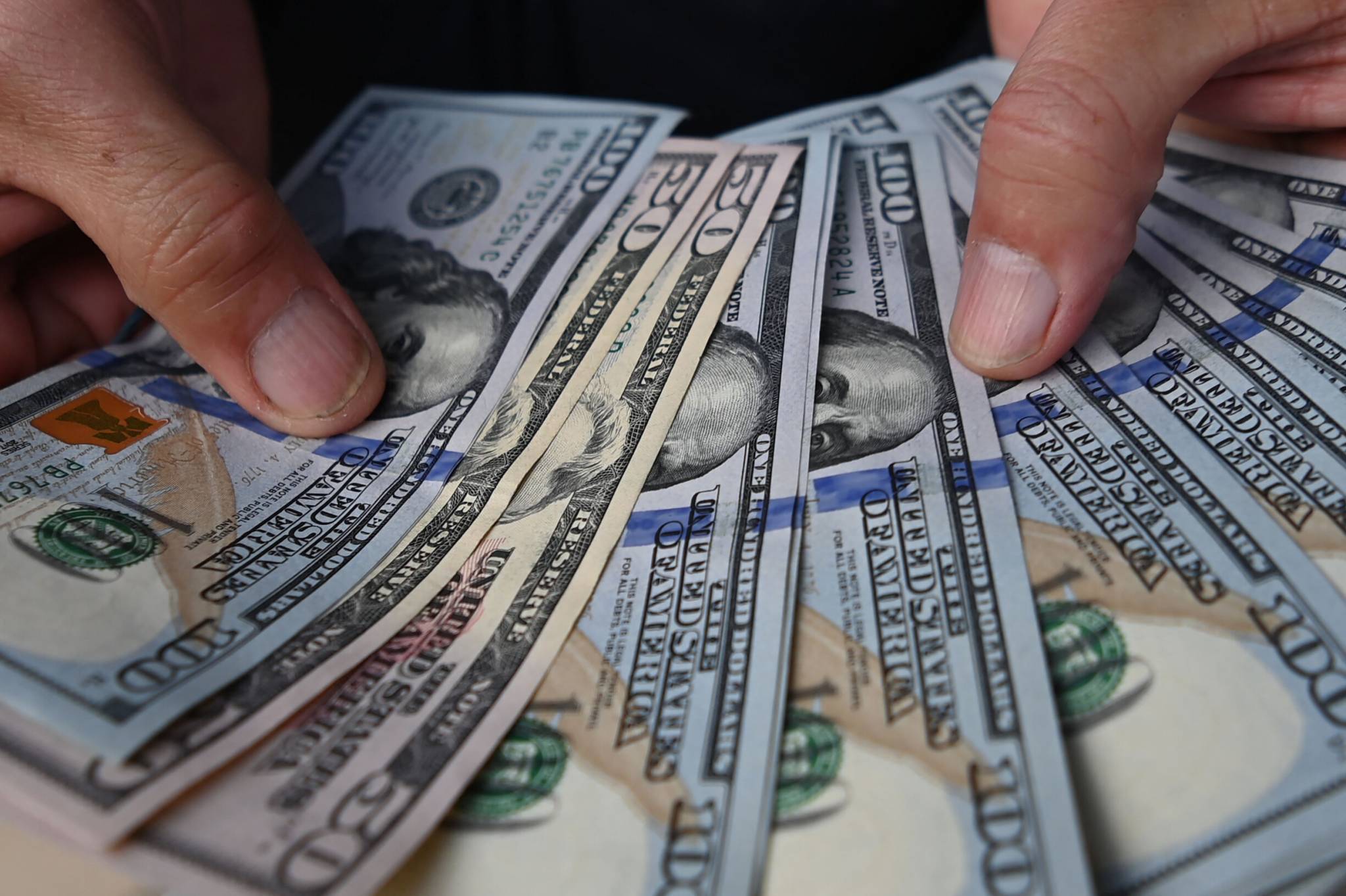 كم بلغ سعر صرف دولار السوق السوداء عصر اليوم؟