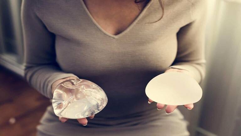 العلماء: تسرّب السيليكون من ثدي المرأة قد يسبب إصابتها بالسرطان