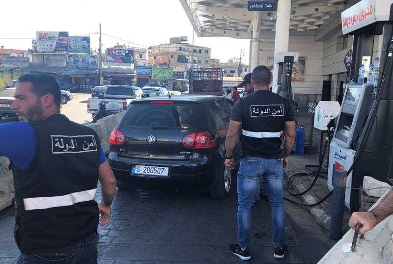 أمن الدولة في صور جال في المحطات لتنظيم عملية التعبئة