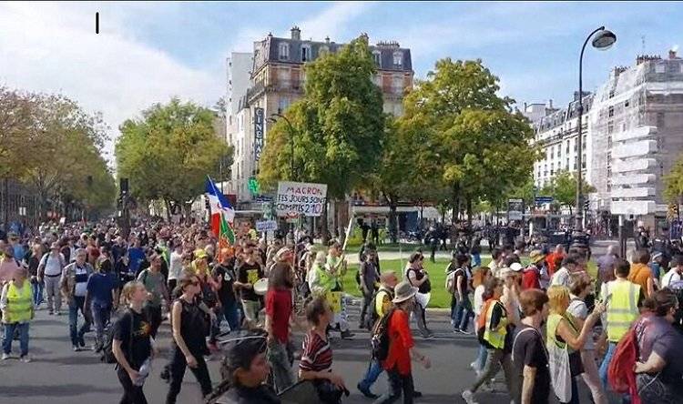 مظاهرة جديدة في باريس احتجاجاً على التصاريح الصحية