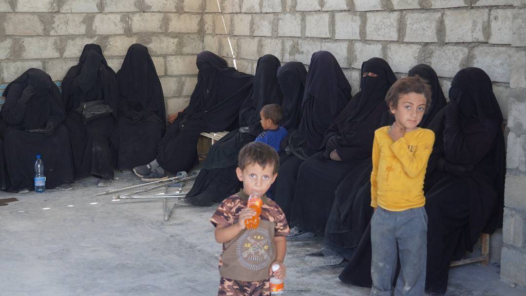 115 عائلة تغادر مخيم الهول شمال سوريا إلى العراق