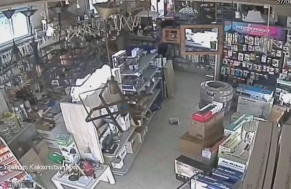 لحظة وقوع زلزال قوي في اليونان