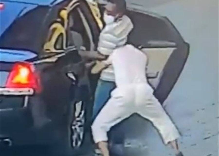بالفيديو: خطف عامل محطة والهروب به داخل سيارة!