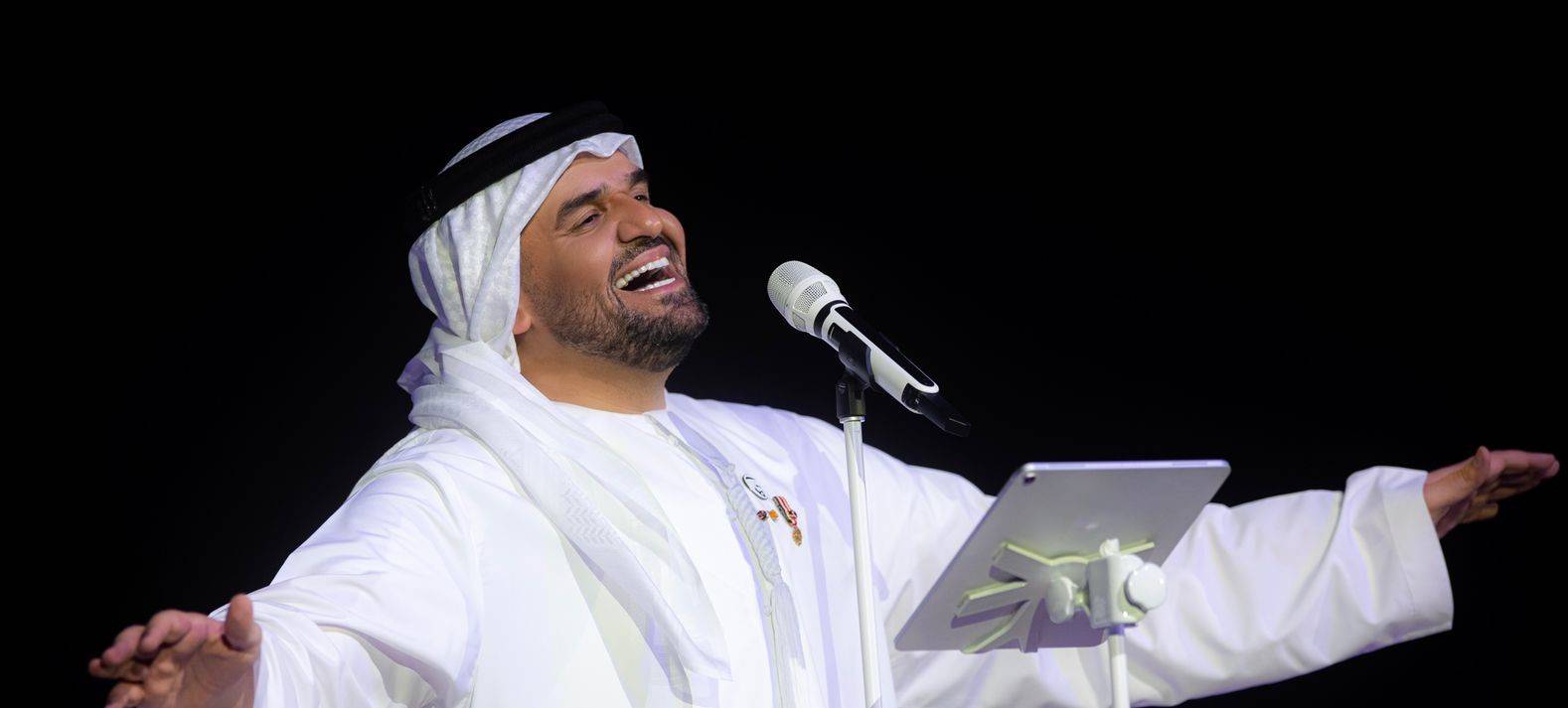 رفيع الذوق "حسين الجسمي" يتغنّى بجمال رمش المحبوب الـ"فتاك"