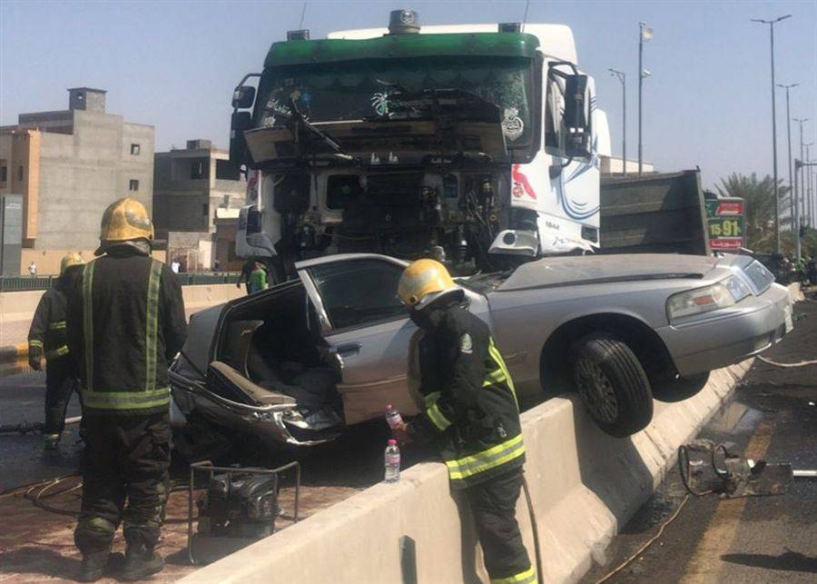 بالفيديو- حادث مروّع.. سائق شاحنة يتسبّب بسقوط 4 قتلى!