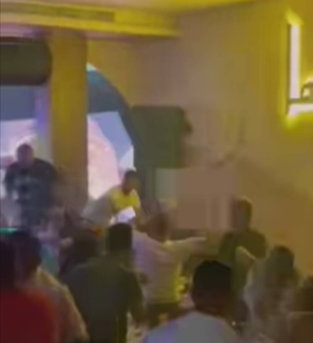 بالفيديو: إشكال في أحد مطاعم بيروت... "كسرّ الأرغيلة على راسو"