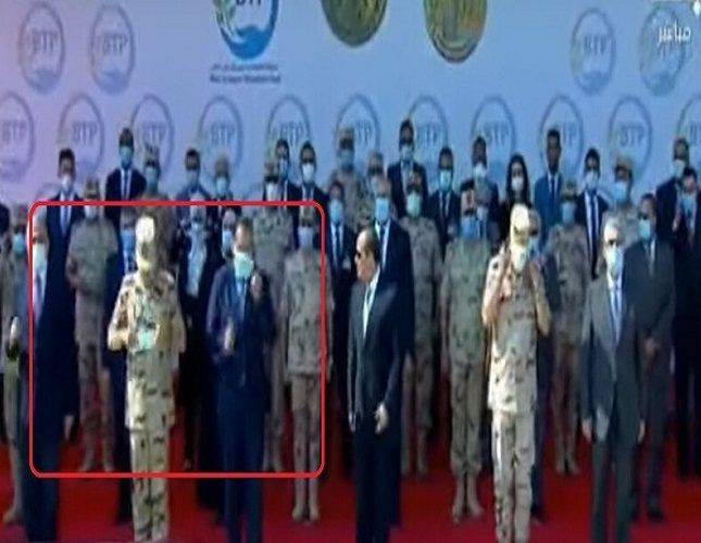 السيسي يفاجئ الوزراء بطلب خلع الكمامات