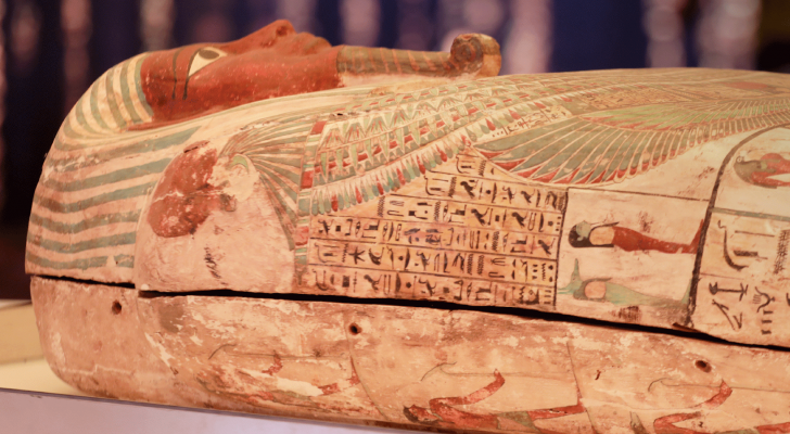 ناووس فرعوني يغادر مصر والسبب؟
