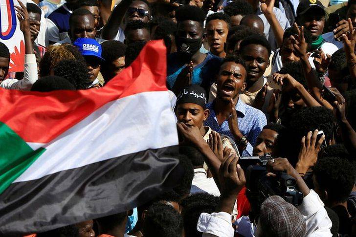 "مظاهرات مليونية" تطالب بحكم مدني في السودان والشرطة تطلق الغاز المسيل للدموع ضدّ المتظاهرين