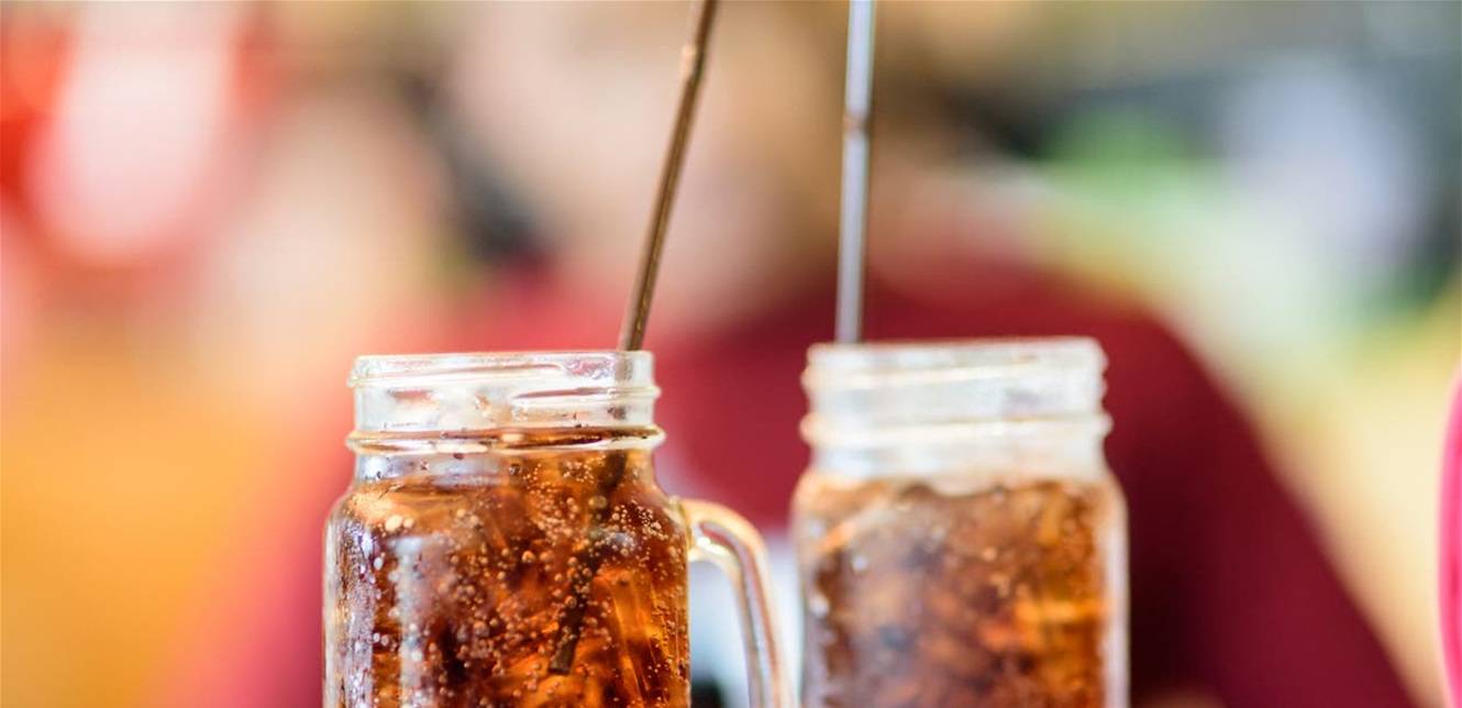 مشروبات شهيرة تسبب شيخوخة مبكرة.. هذا ما حذر منه الخبراء