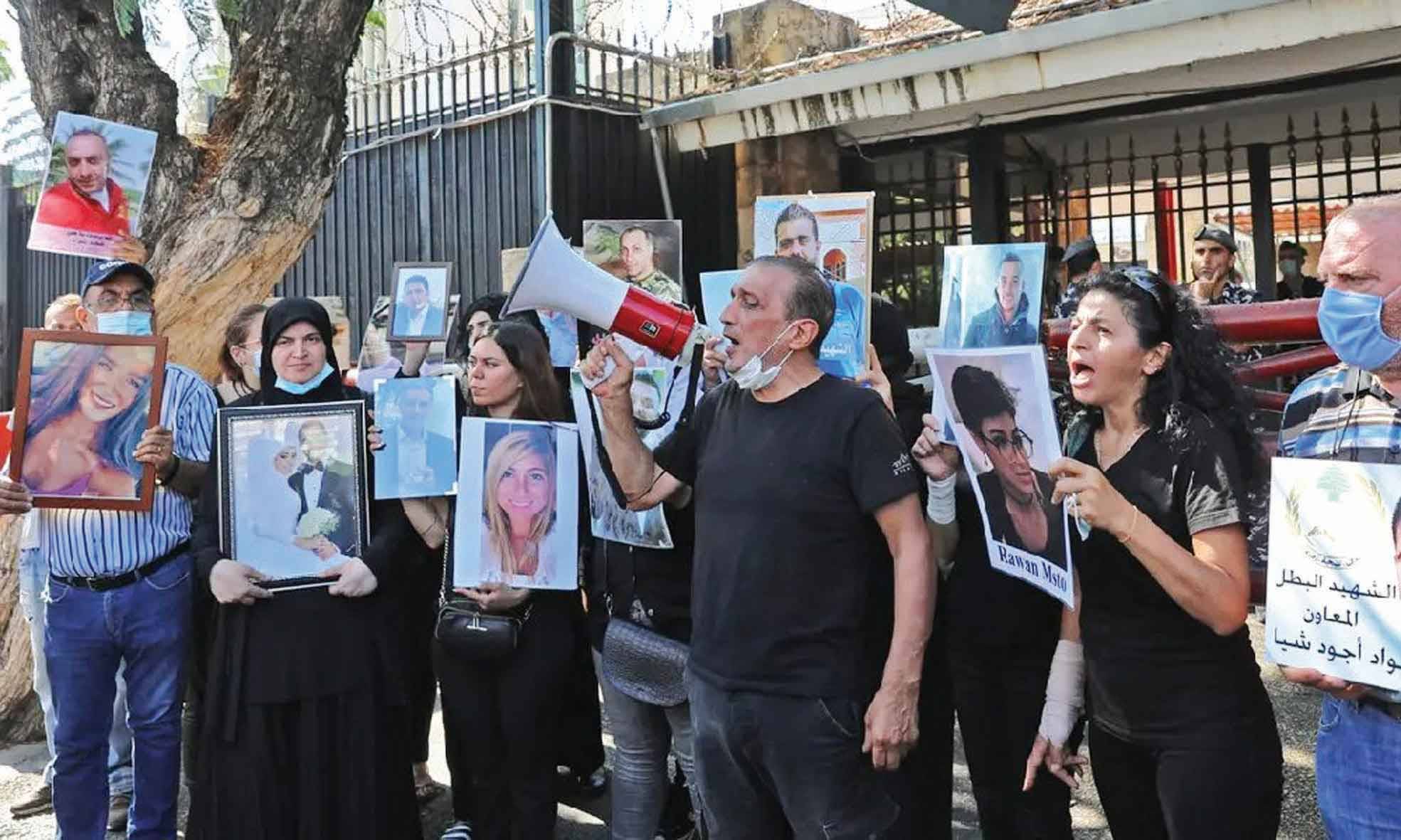 اول جلسة لحكومة ميقاتي تعقد اليوم : المفاوضات مع صندوق النقد والبطاقة التمويلية اولا! 
الشارع يناصر البيطار في الحرب السياسية ــ الامنية التي تشن ضده
الخارجية تتحرك بملف انتخاب المغتربين والجيش يحيل الصقر الى القضاء