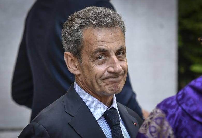 شاهدوا كيف بدا ساركوزي في أول ظهور له بعد صدور الحكم بسجنه